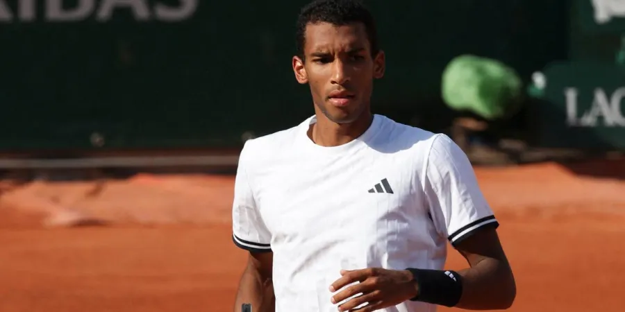 Félix Auger-Aliassime célèbre sa qualification en quarts de finale à Roland-Garros