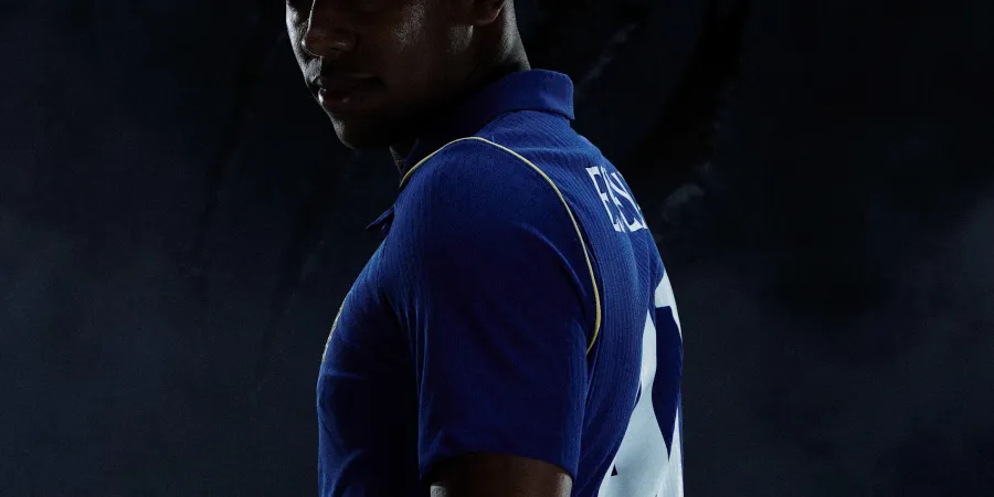 Vue du nouveau maillot domicile de Chelsea 2026/27 avec ses détails rétro
