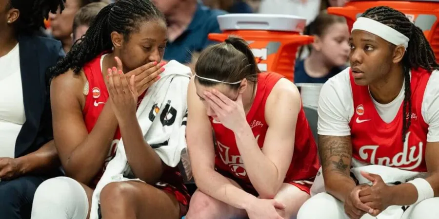 Aliyah Boston échange avec Caitlin Clark sur le banc pendant la défaite de l’Indiana Fever face au Portland Fire.