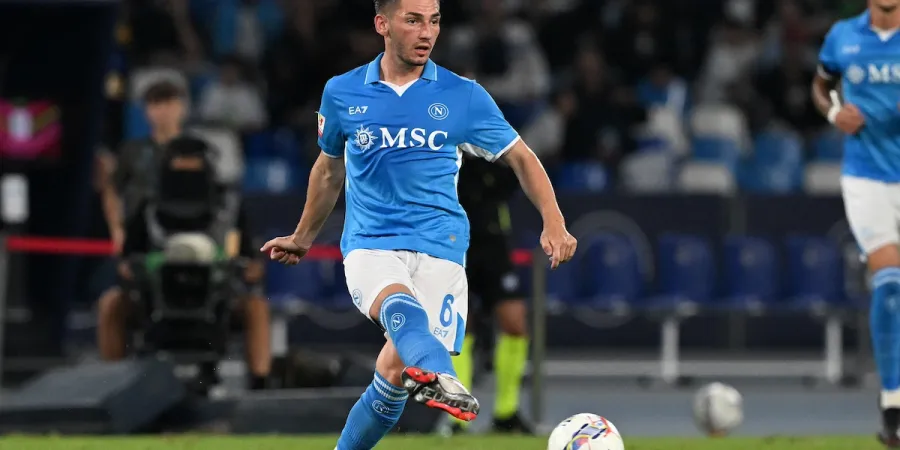 Billy Gilmour sous le maillot de Naples lors d’un match de Coupe d’Italie contre Palerme