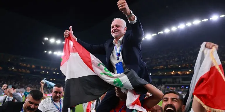 Graham Arnold porté par ses joueurs après la qualification de l’Irak