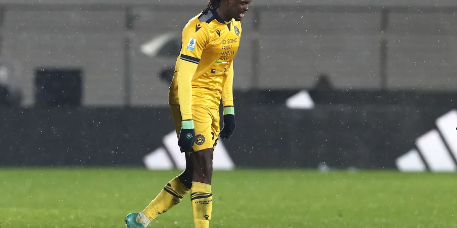 Oumar Solet lors d’un match de Serie A avec l’Udinese, suivi de près par l’Inter
