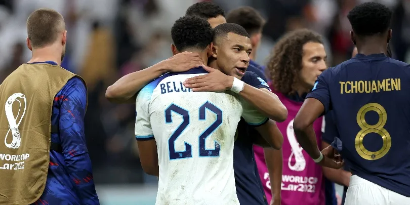 Jude Bellingham et Kylian Mbappé se saluent après le quart de finale du Mondial 2022 entre l’Angleterre et la France