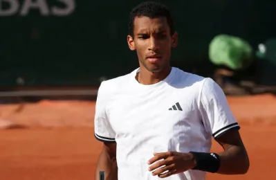 Auger-Aliassime franchit un cap à Roland-Garros et entre dans l’histoire du tennis canadien