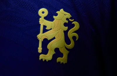 Chelsea dévoile son maillot domicile 2026/27 avec un blason rétro assumé