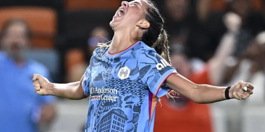 Maggie Graham célèbre un but avec le Houston Dash lors d'un match de NWSL