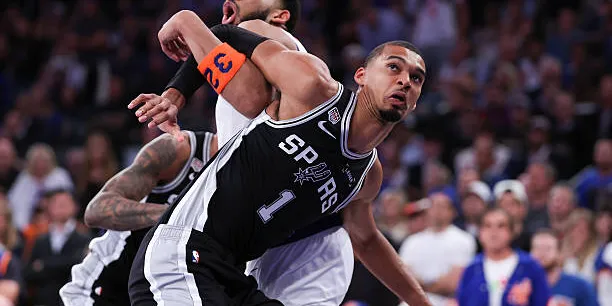 Victor Wembanyama lutte au poste avec Karl-Anthony Towns pendant le match 3 des Finales NBA 2026 à New York.
