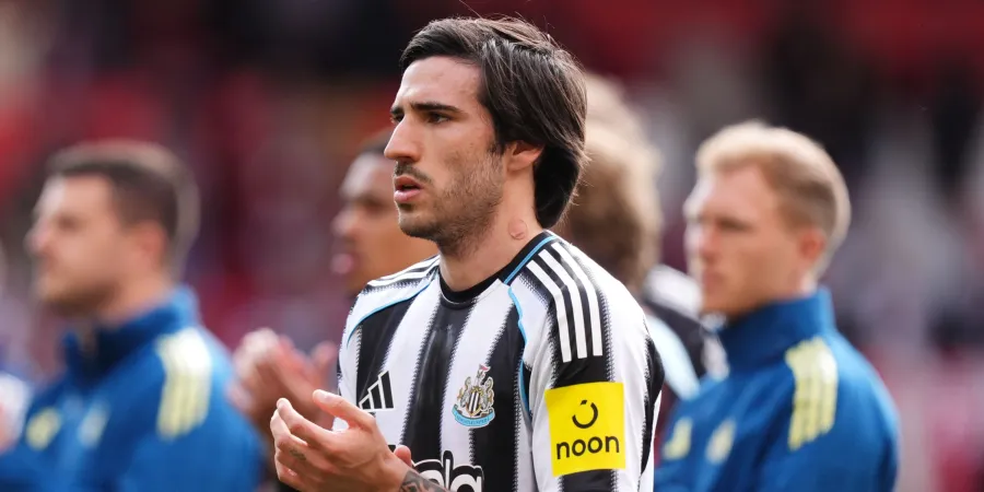 Sandro Tonali sous le maillot de Newcastle, évoqué parmi les options étudiées par Manchester City au milieu