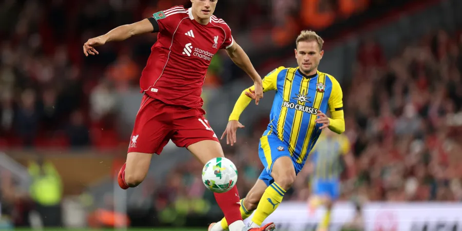 Giovanni Leoni sous pression avec Liverpool lors d'un match de coupe, autre cible observée par la Juventus