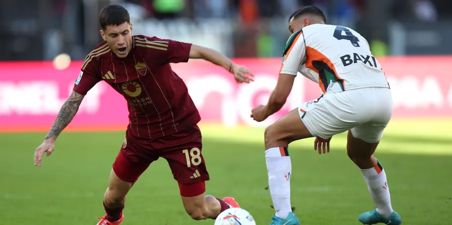 Matias Soulé sous le maillot de la Roma lors d’un match de Serie A face à Venise
