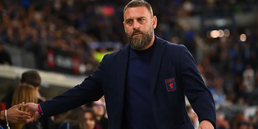 Daniele De Rossi sur le banc de Genoa pendant une rencontre de Serie A