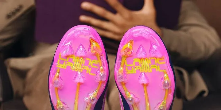 Les nouvelles chaussures signature de Lamine Yamal, dans des tons rose et violet, présentées par adidas.