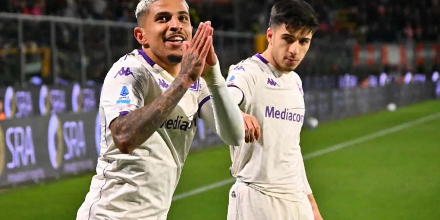 Dodo célèbre un but avec la Fiorentina lors d'un match de Serie A