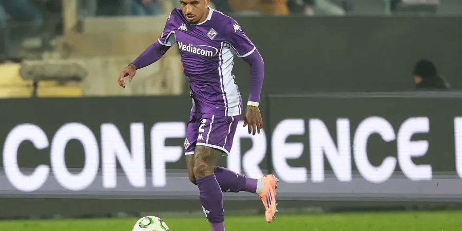 Dodo en action avec la Fiorentina lors d'un match européen à Florence