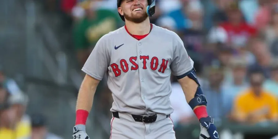 Curtis Mead réagit après avoir été touché par un lancer, blessure qui a relancé l’urgence des Red Sox sur le marché