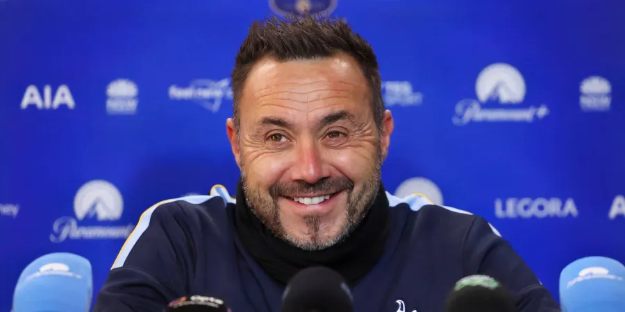 Roberto De Zerbi sur le banc de Tottenham pendant un match de Premier League