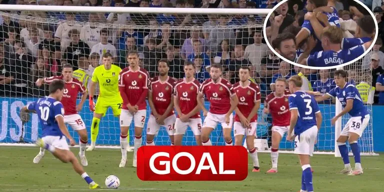 Rubin Colwill célèbre son coup franc tardif qui permet à Cardiff d'égaliser