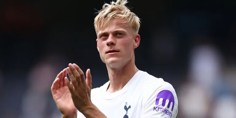 Jan Paul van Hecke appelé à tenir un rôle central dans l’organisation défensive de Tottenham