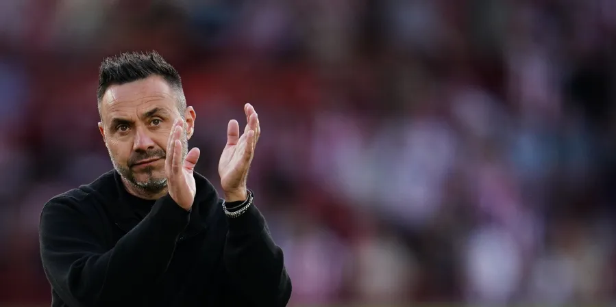 Roberto De Zerbi observe une prestation inquiétante de Tottenham depuis sa zone technique