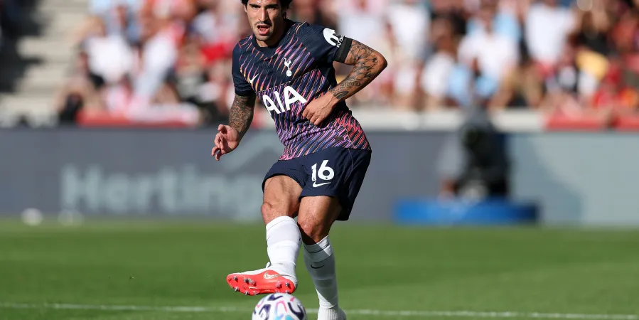 Sandro Tonali à la relance lors d'un match où le milieu de Tottenham a souffert