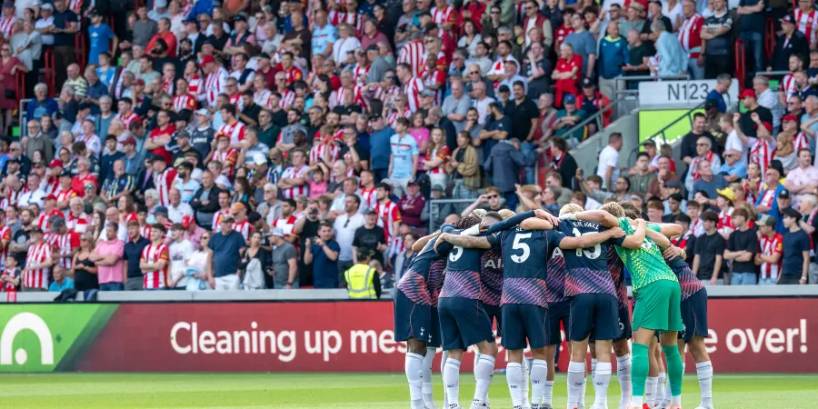 Le groupe de Tottenham réuni avant le coup d'envoi, symbole d'une équipe encore en construction