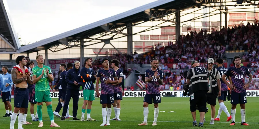 Les joueurs de Tottenham saluent leurs supporters après une nette défaite sur le terrain de Brentford