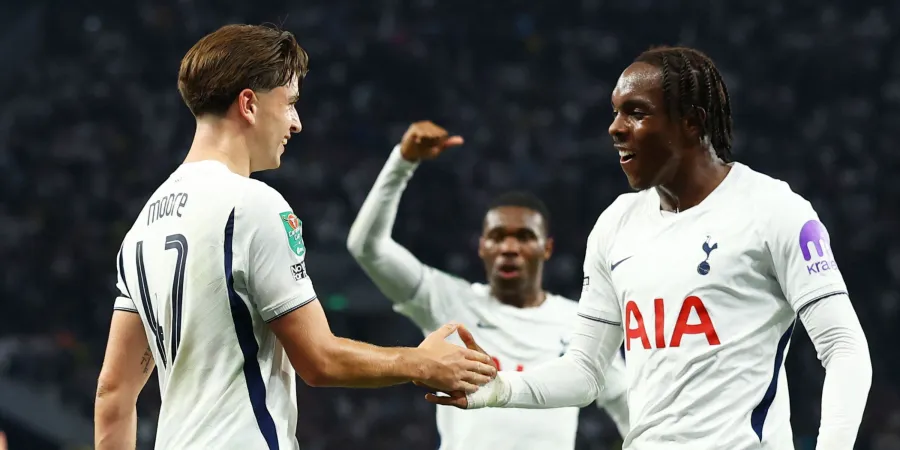 Mikey Moore et Mathys Tel lors du large succès de Tottenham