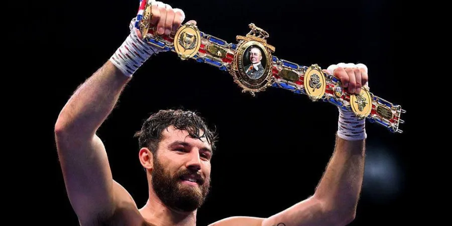 Pat Brown brandit la ceinture britannique après sa victoire à Manchester