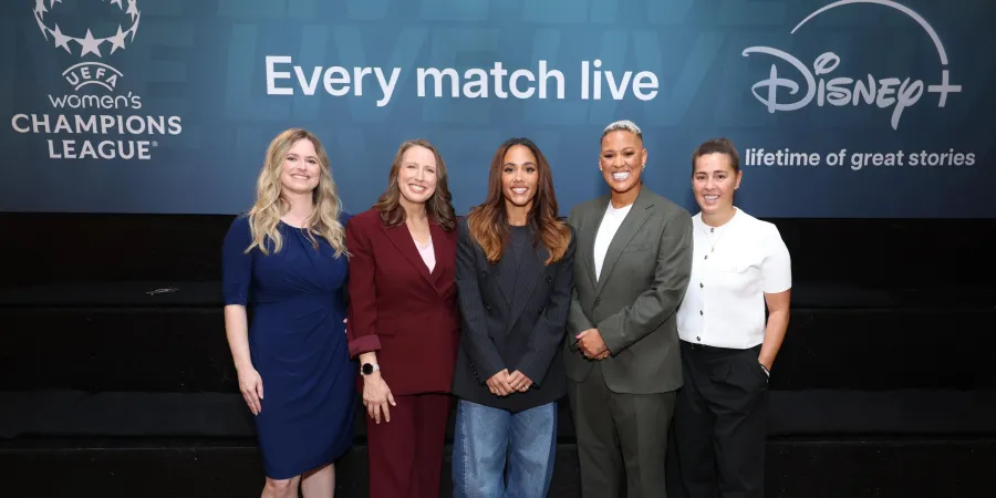 Alex Scott entourée de consultantes lors de la couverture télévisée de la Ligue des champions féminine
