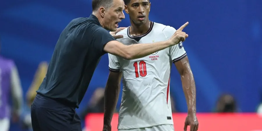Des joueurs de l’Angleterre et de l’Argentine lors d’une demi-finale du Mondial 2026 marquée par un basculement tactique en seconde période