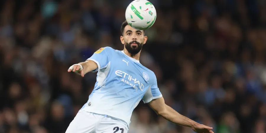 Rayan Aït-Nouri lors d’un match avec Manchester City, profil suivi par la Juventus pour le mercato d’hiver