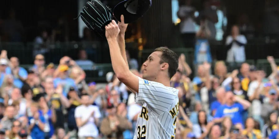 Jacob Misiorowski salue le public de Milwaukee après sa dernière sortie de saison régulière avant les séries
