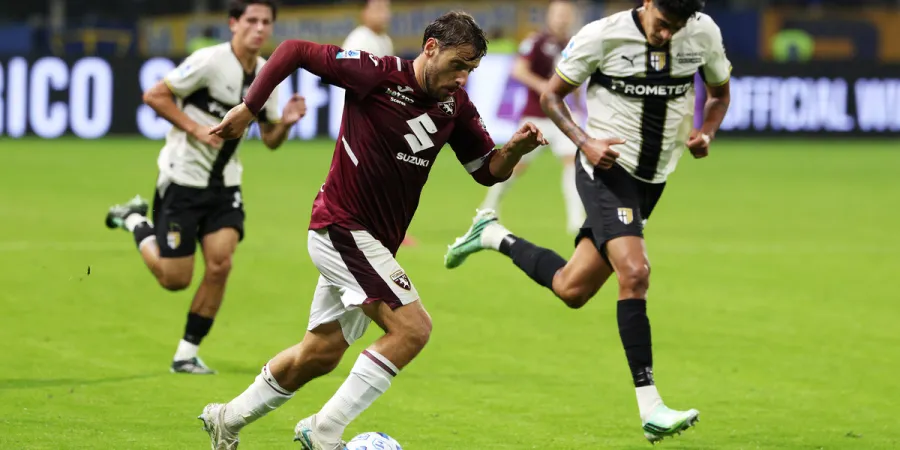 Nikola Vlasic en conduite de balle lors du succès du Torino sur la pelouse de Parme