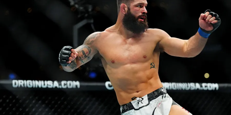 Andre Petroski en action lors d’un combat de l’UFC Fight Night face à Josh Fremd