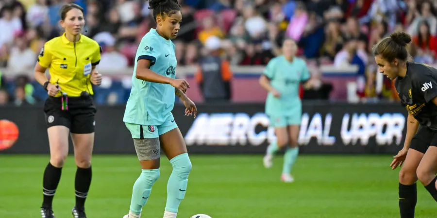 Croix Bethune, milieu de Kansas City Current, arme une frappe face à la défense de l'Utah Royals.